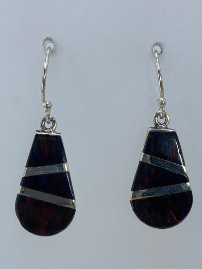 Par de aretes de plata 950 con ópalo de fuego multicolor, caídos en forma de gota sobre fondo blanco