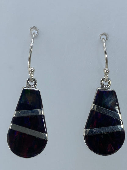 Aretes de plata pura 950 con ópalo de fuego, vista frontal colgando de sus ganchos