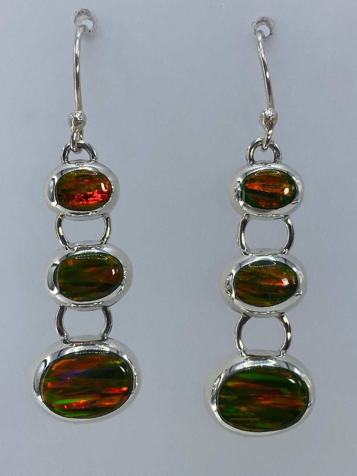 Aretes de plata con ópalo de fuego multicolor en pareja, gancho de plata