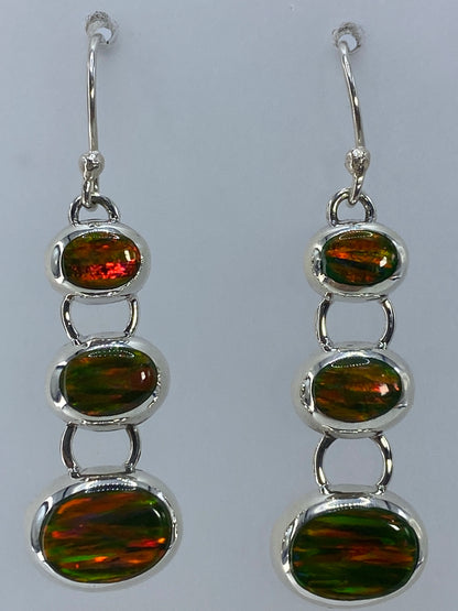 Detalle del engaste a mano y los reflejos de naranja y verde del ópalo