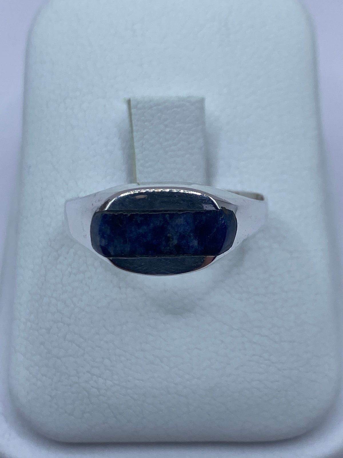 Anillo de plata 925 con piedra azul engastada en Taxco, visto de frente