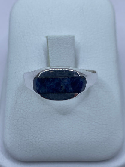 Anillo de plata 925 con piedra azul engastada en Taxco, visto de frente