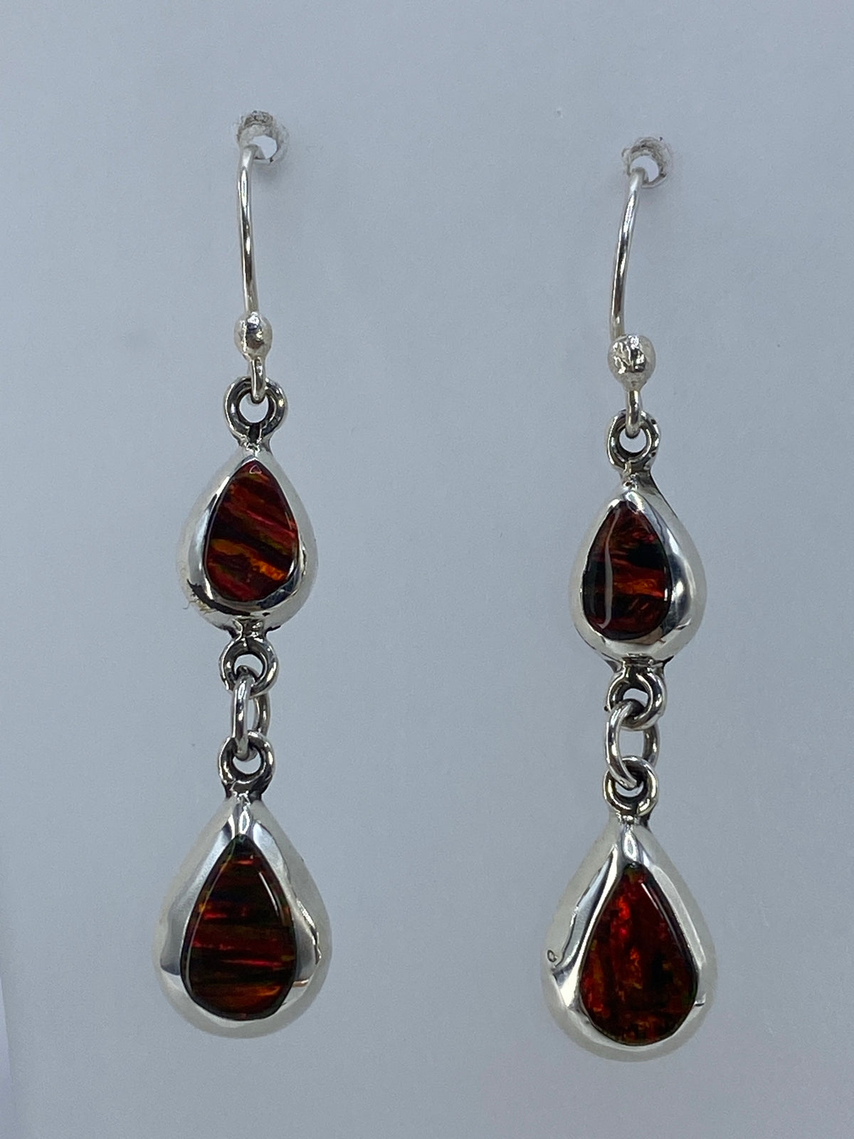 Par de aretes de plata con ópalo de fuego multicolor, rojo y naranja — engaste a mano de Taxco