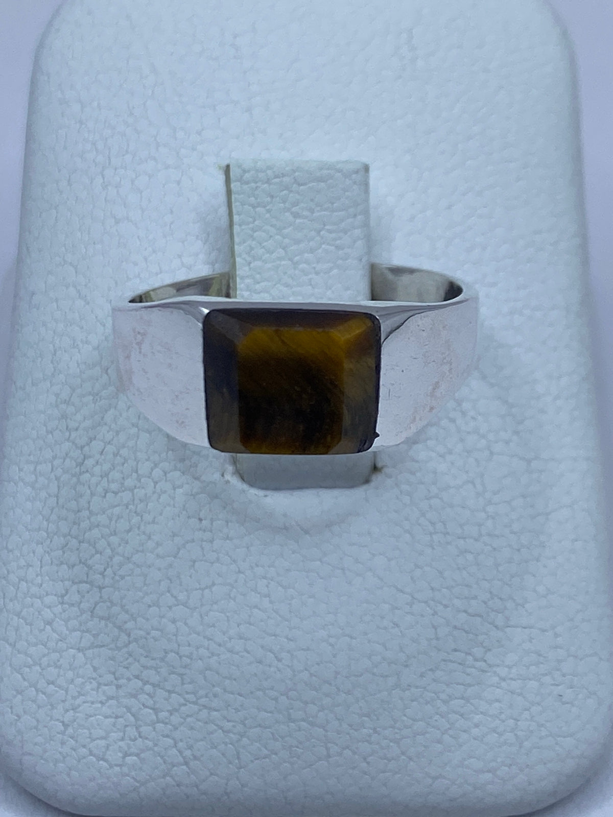Anillo de plata 925 con Ojo de Tigre café engastado a mano, vista frontal