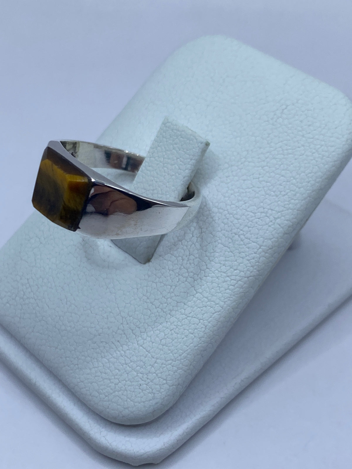 Anillo Ojo de Tigre en plata pulida, detalle del engaste y la piedra