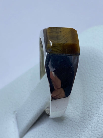 Anillo solitario de Ojo de Tigre puesto en dedo, mostrando reflejo luminoso