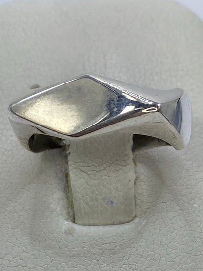 Anillo de plata repujado con relieve geométrico minimalista en mano masculina