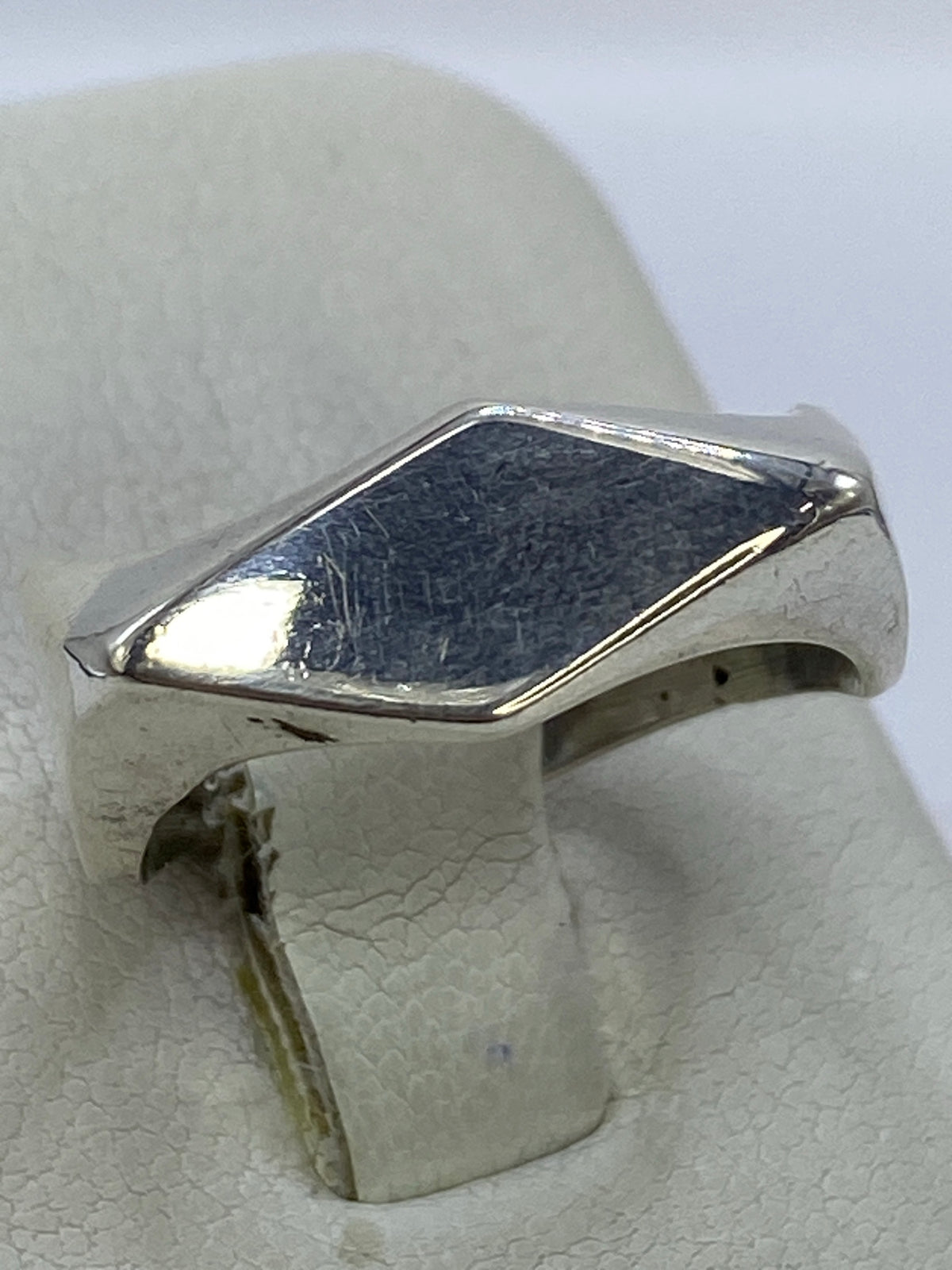 Vista superior del anillo mostrando el patrón de repujado en la cara frontal