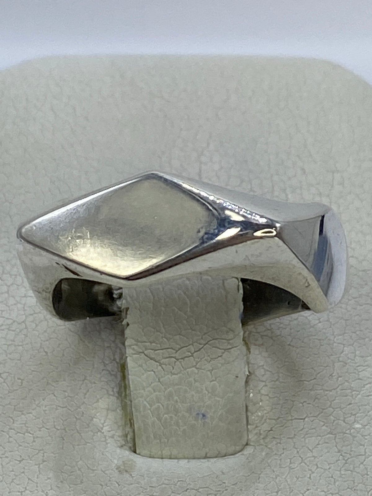 Perfil del anillo de plata 925 sobre fondo blanco