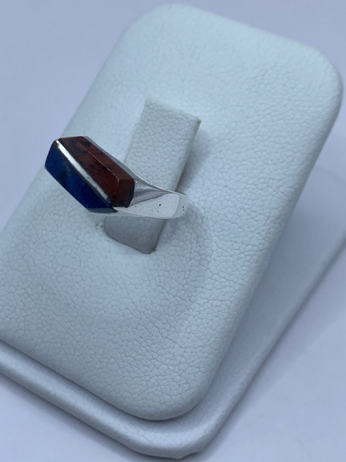 Anillo de lapislázuli en plata pura, vista lateral mostrando el engaste minimalista