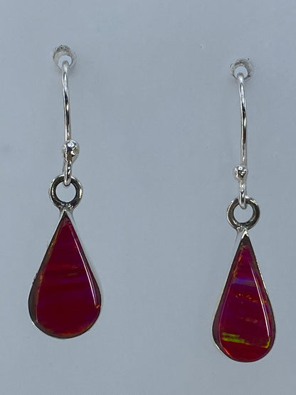 Par de aretes de plata con ópalo de fuego rosa, suspendidos de ganchos de plata 950