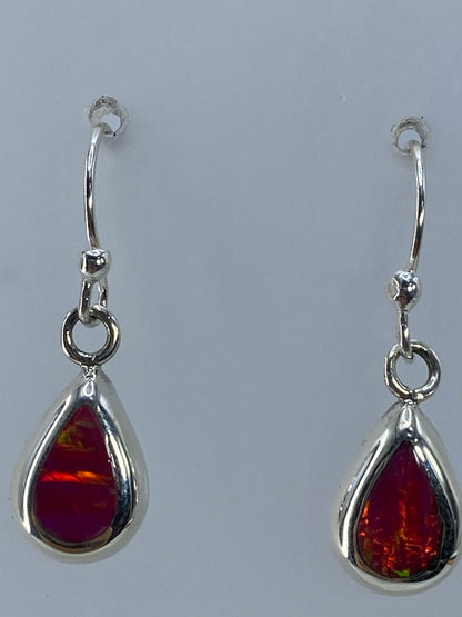 Aretes sobre regla de medición mostrando los 2.5 cm de largo