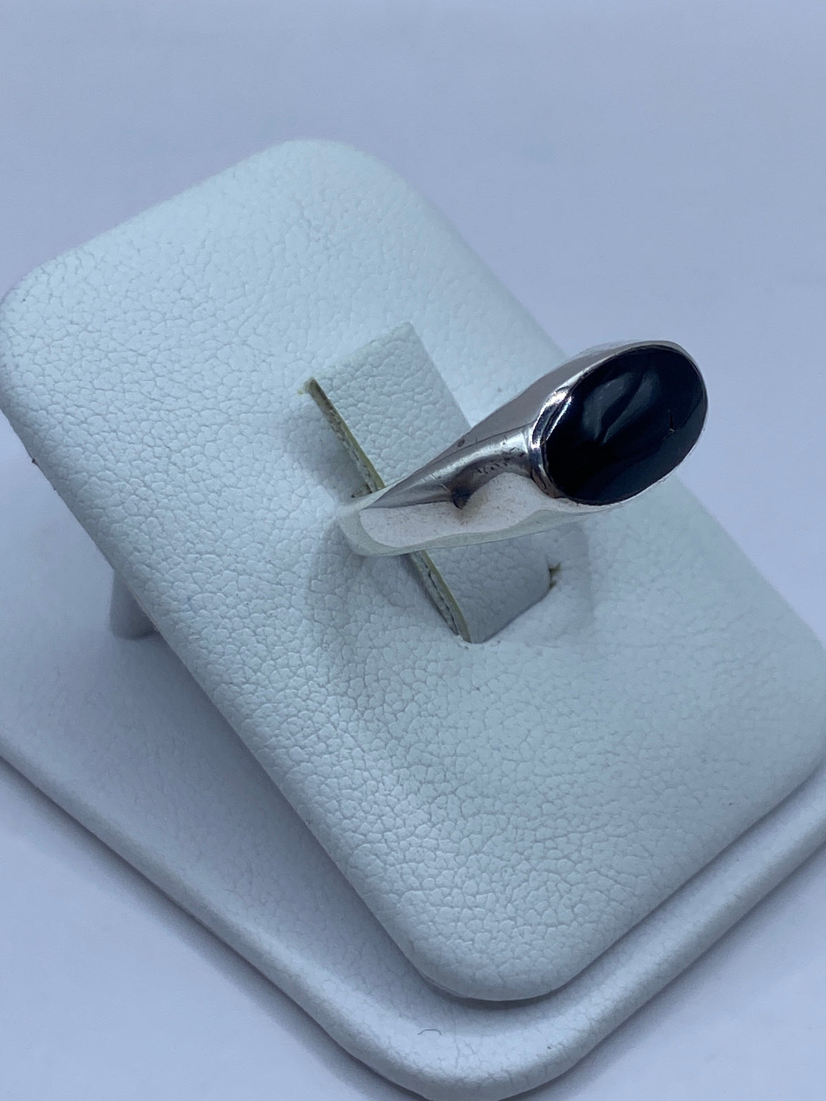 Vista frontal del anillo de ónix engastado a mano en plata pura