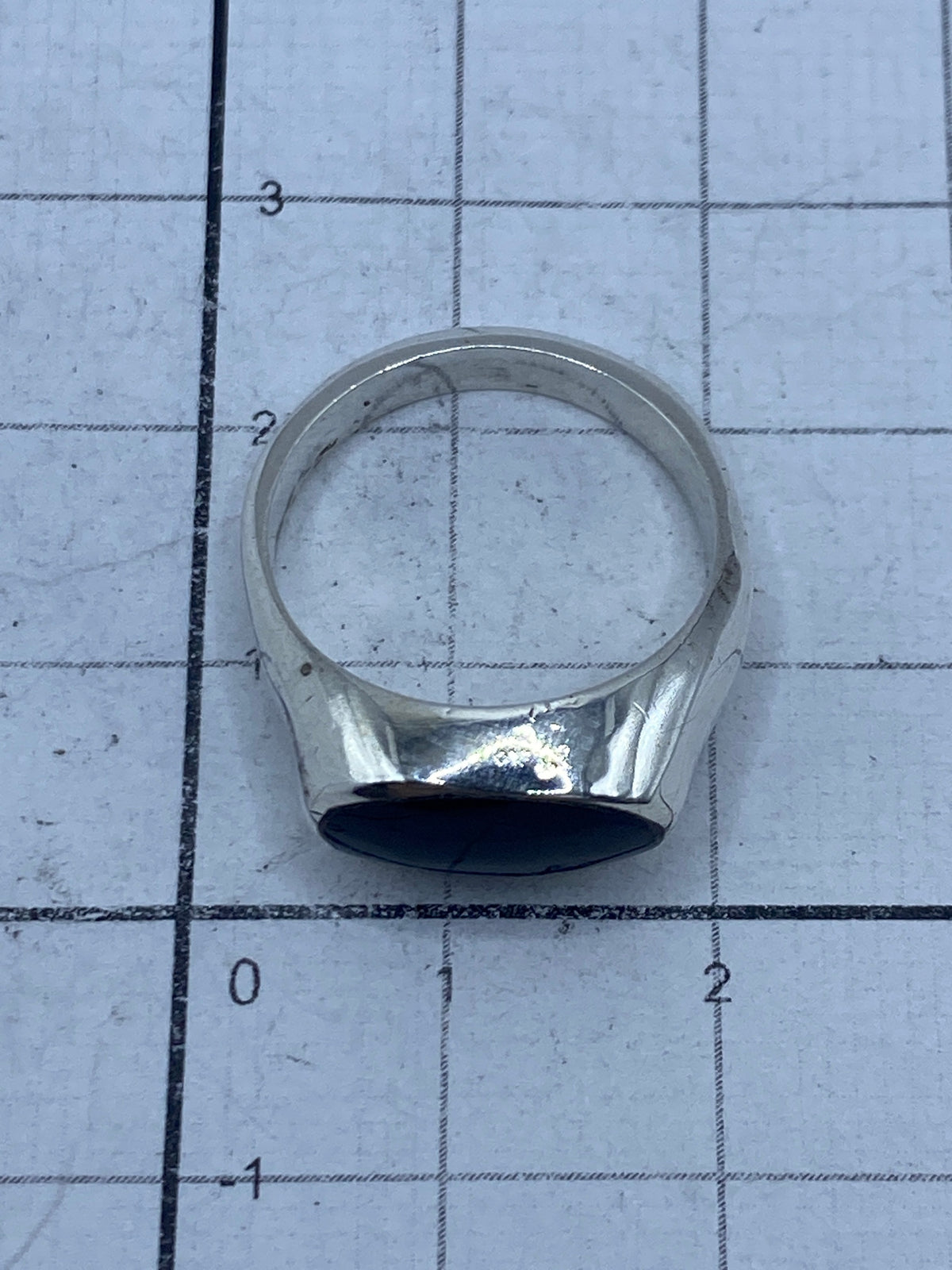 Anillo sobre escala de precisión indicando 5.9 gramos, con certificado de Taxco