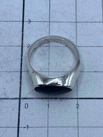 Anillo sobre escala de precisión indicando 5.9 gramos, con certificado de Taxco