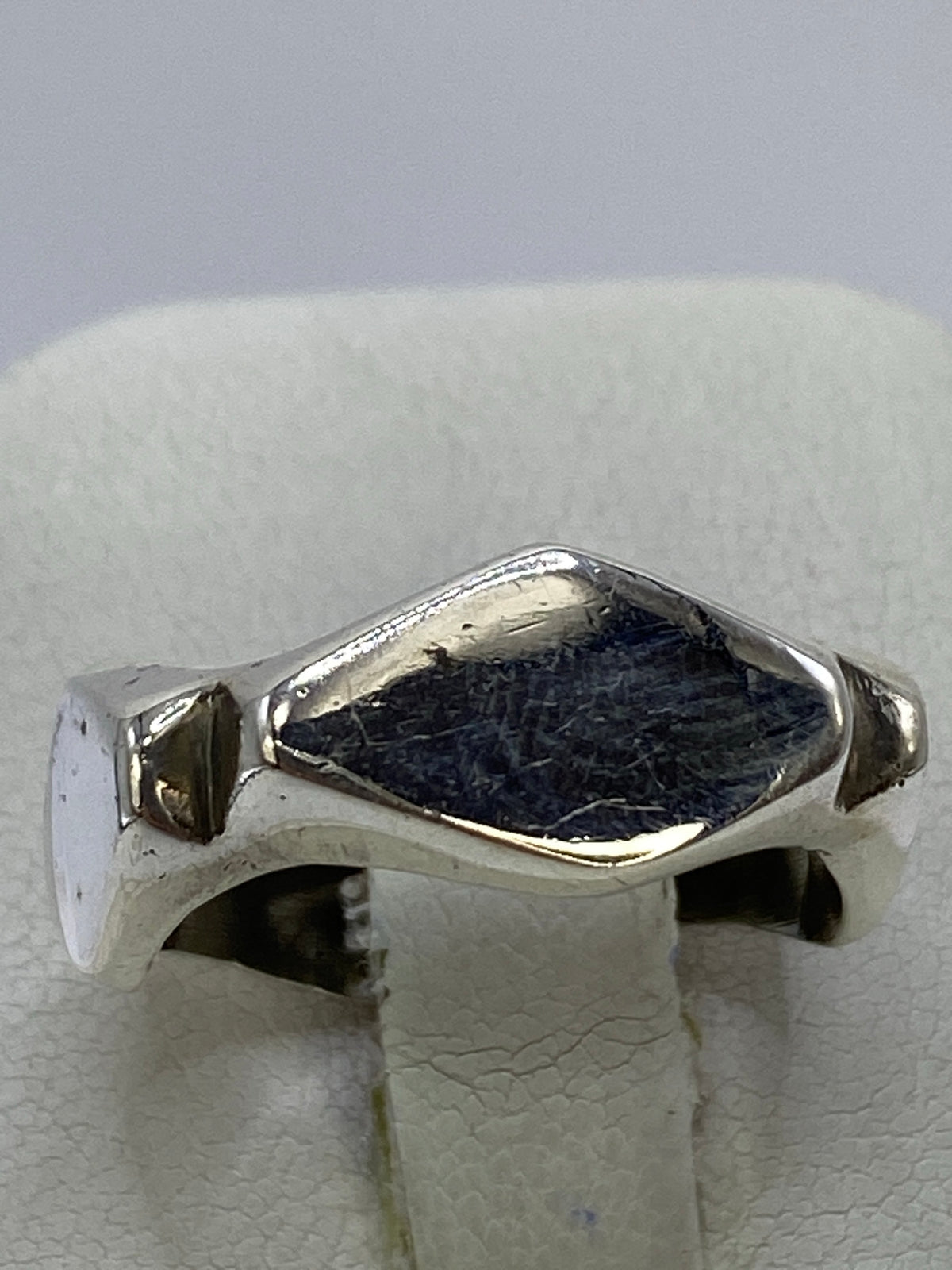 Anillo en la mano mostrando el volumen y presencia de la pieza