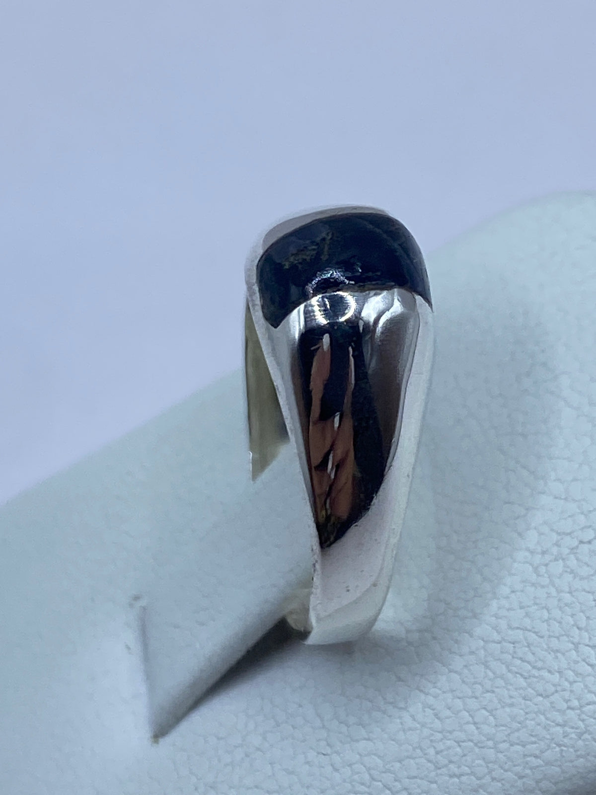 Detalle del engaste a mano del lapislázuli