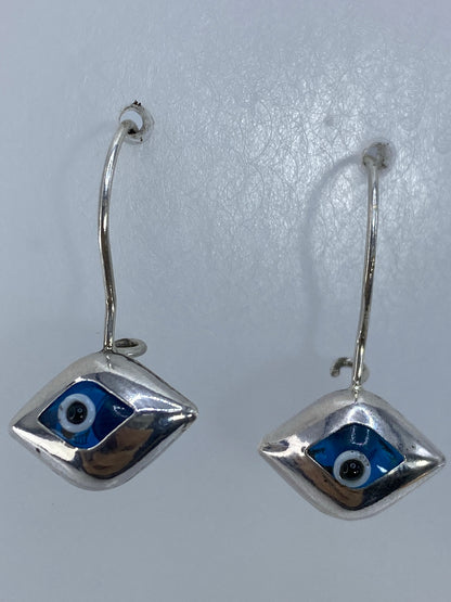 Aretes sobre escala demostrando peso y tamaño de 3 cm de largo