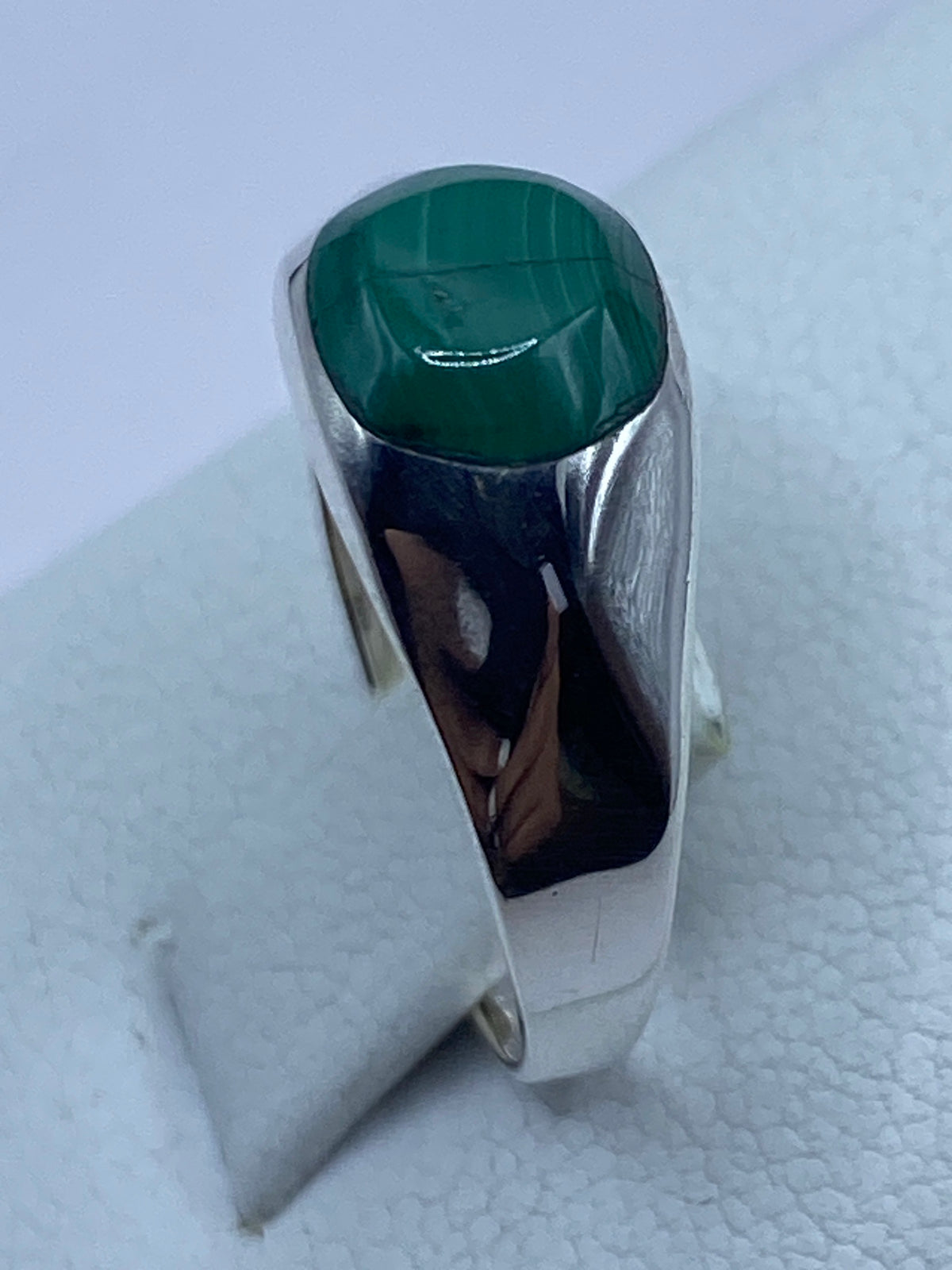 Detalle del engaste a mano de la malaquita en plata 950