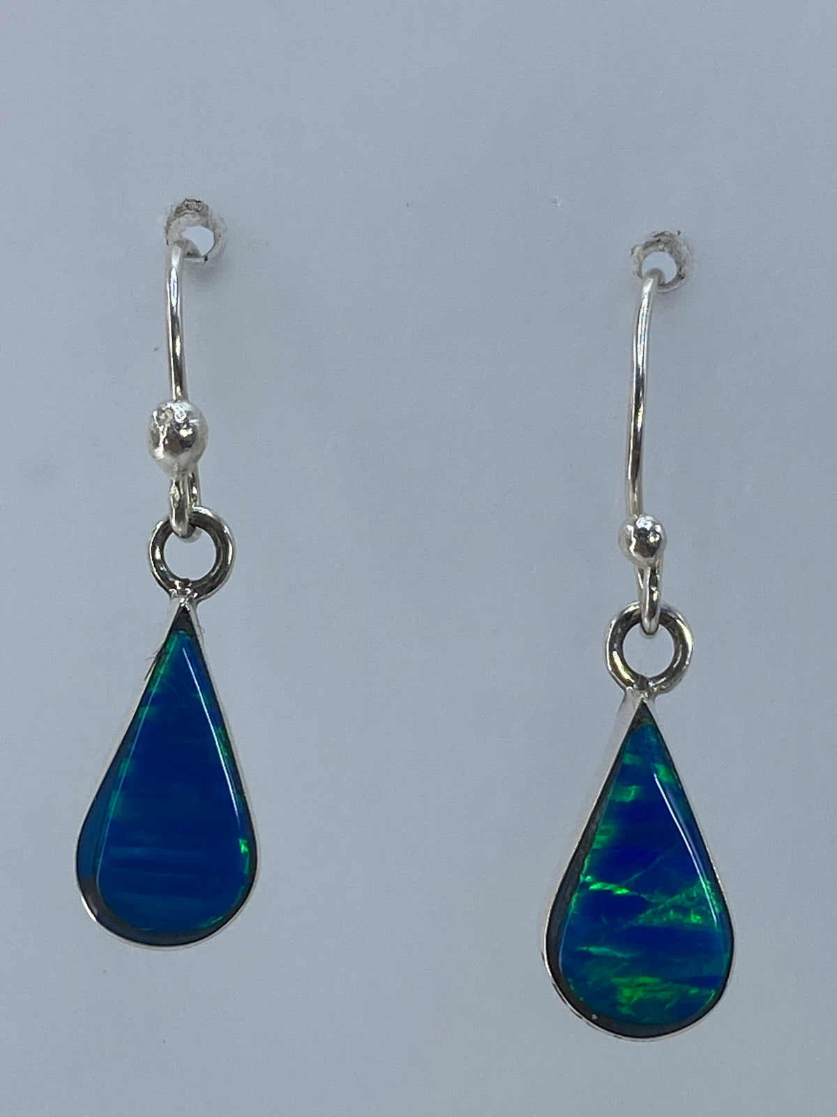 Par de aretes en forma de gota con ópalo de fuego verde olivo y plata 950