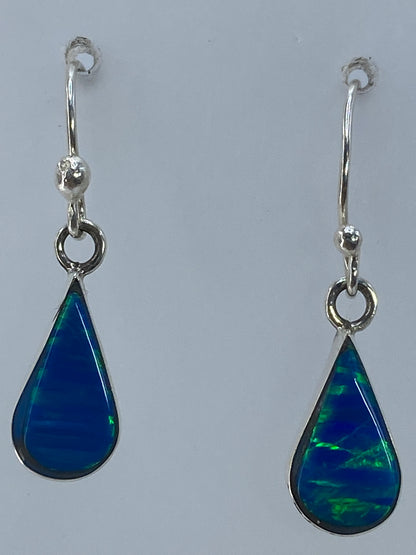 Aretes sobre regla de centímetros mostrando largo de 2.7 cm