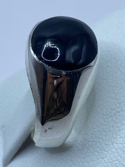 Anillo de ónice visto lateralmente mostrando el diseño minimalista