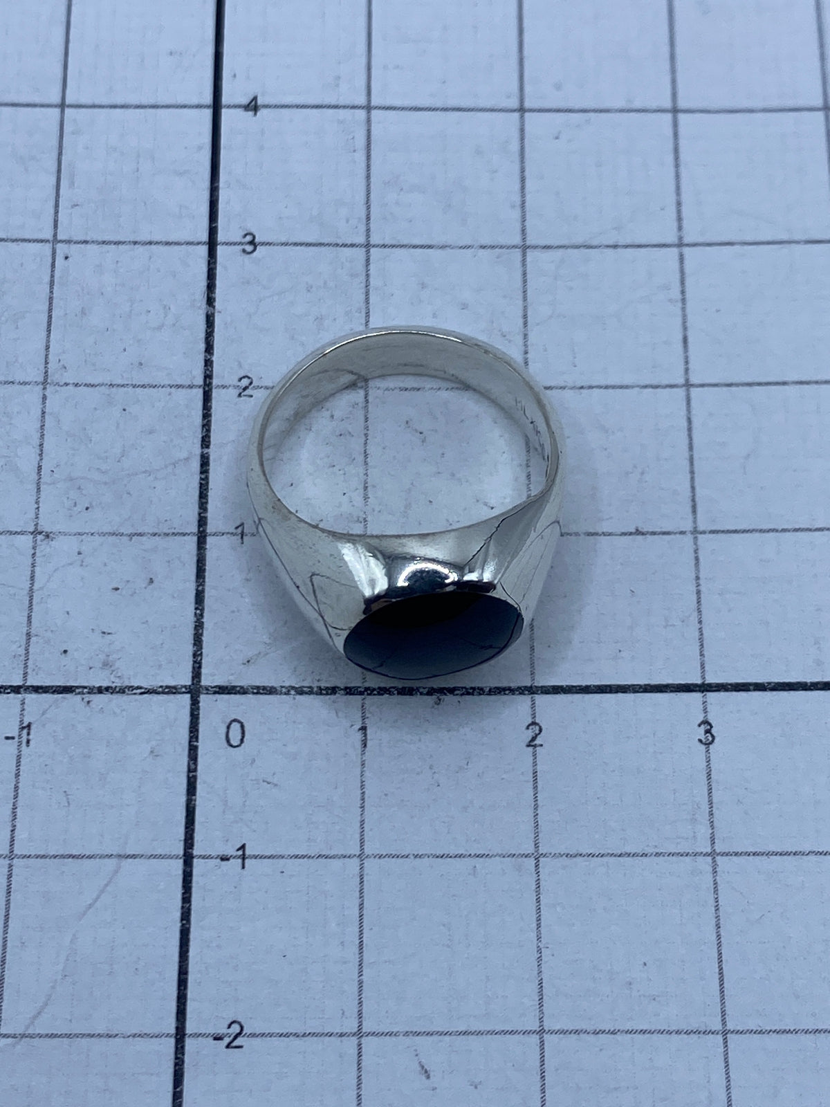 Anillo con ónix y sello 925 México sobre fondo claro