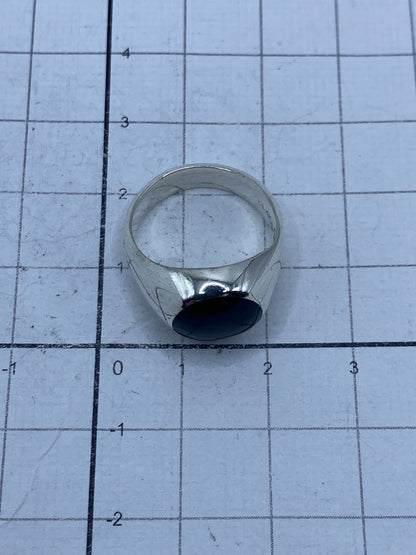 Anillo con ónix y sello 925 México sobre fondo claro