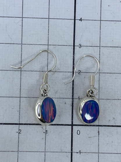 Aretes sobre medidor de escala — detalle del tamaño real 2.8 cm