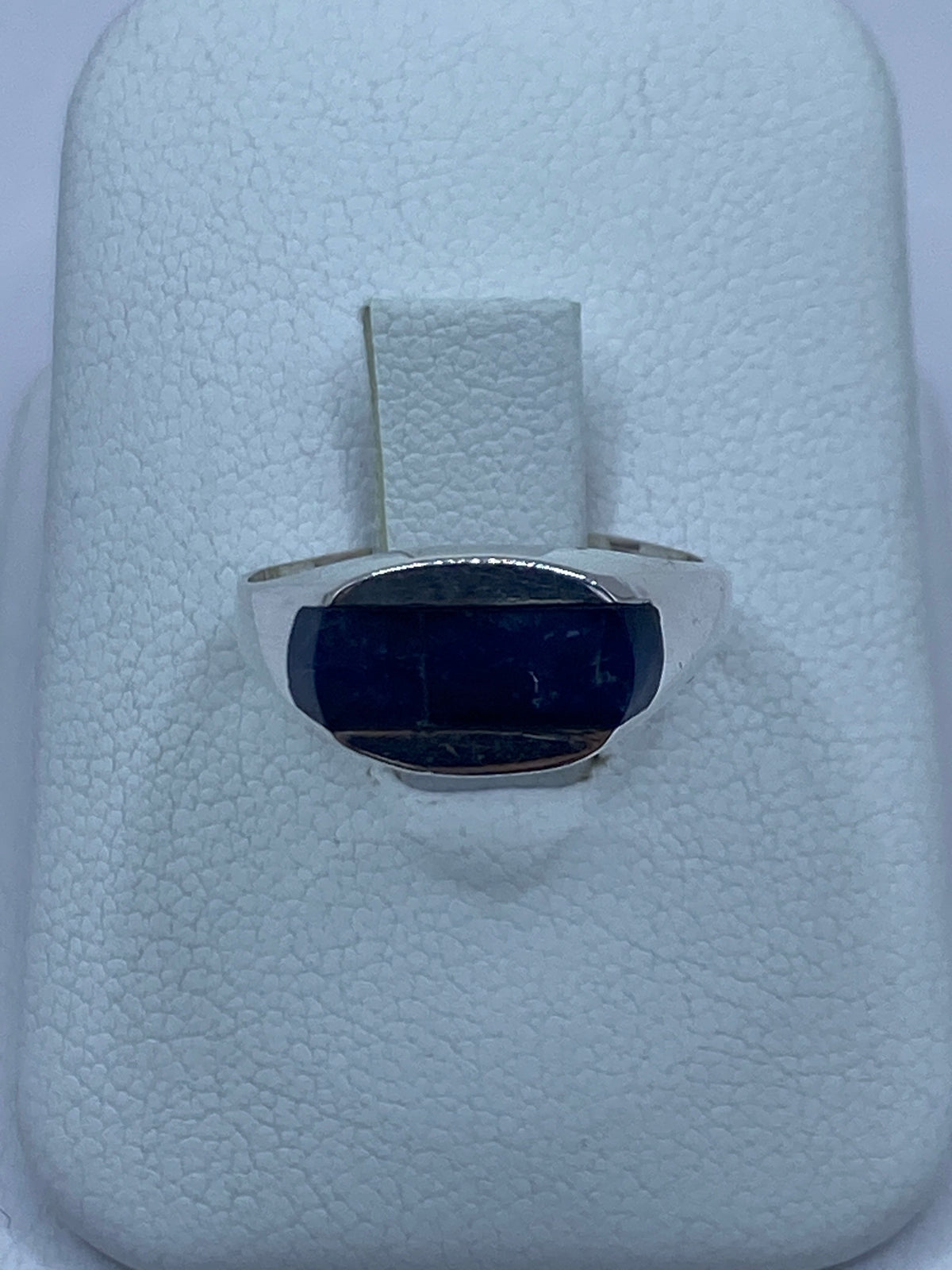 Anillo de plata 925 con lapislázuli azul engastado sobre fondo blanco