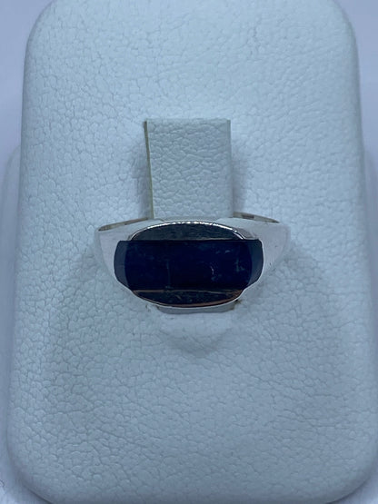 Anillo de plata 925 con lapislázuli azul engastado sobre fondo blanco