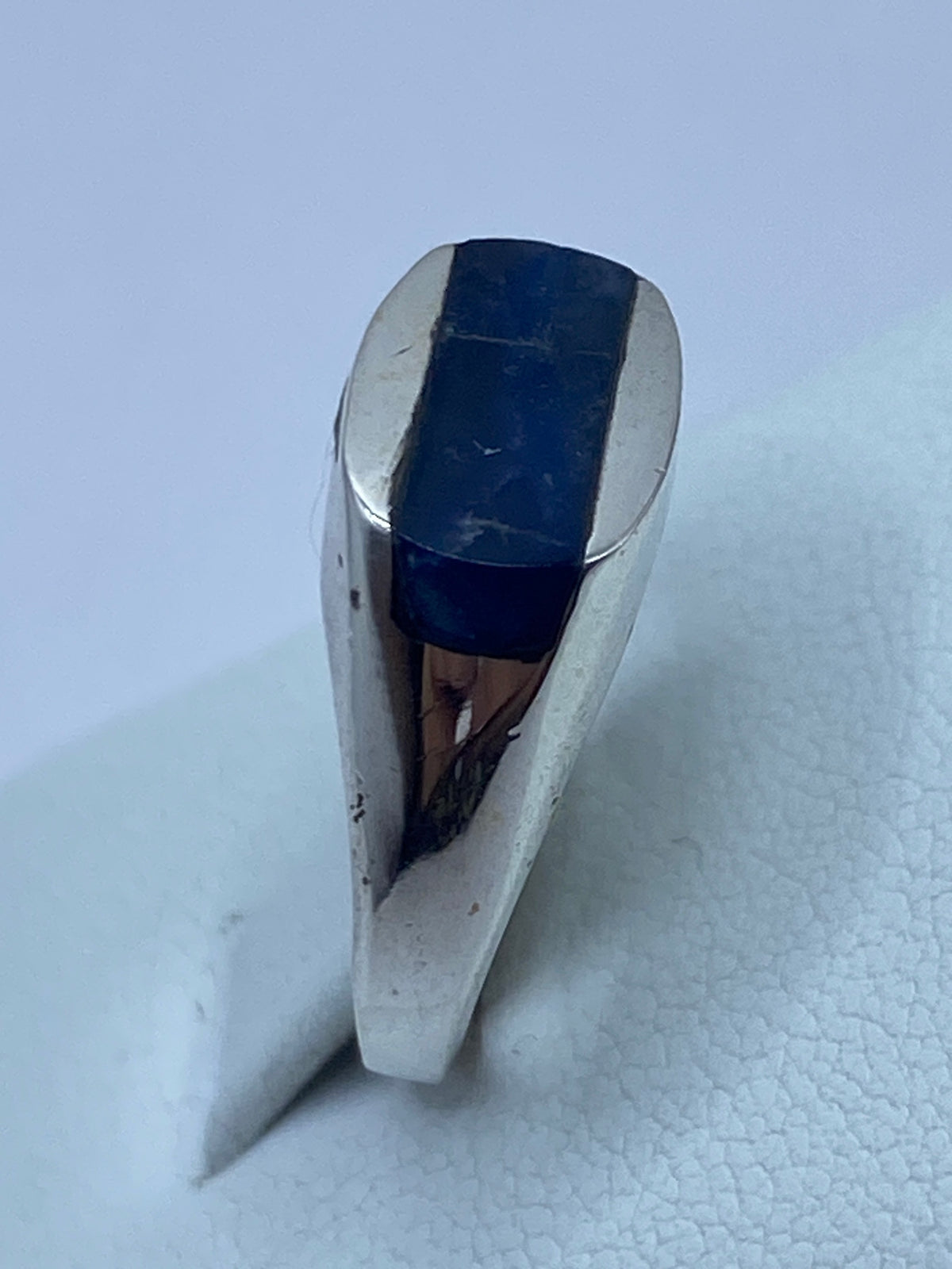 Detalle del lapislázuli azul profundo en la mano de una mujer