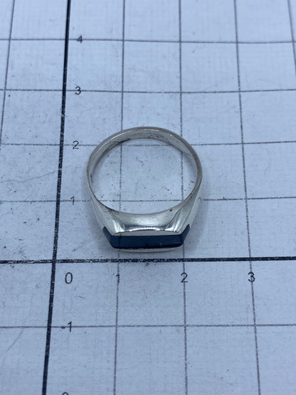 Anillo de plata con lapislázuli azul visto desde arriba sobre escala de medida