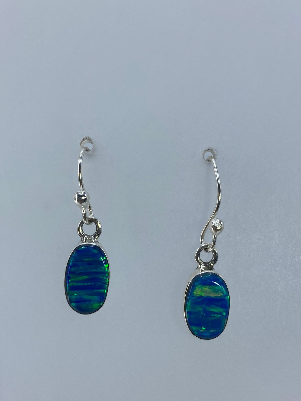 Detalle del ópalo de fuego con reflejos verdes y dorados