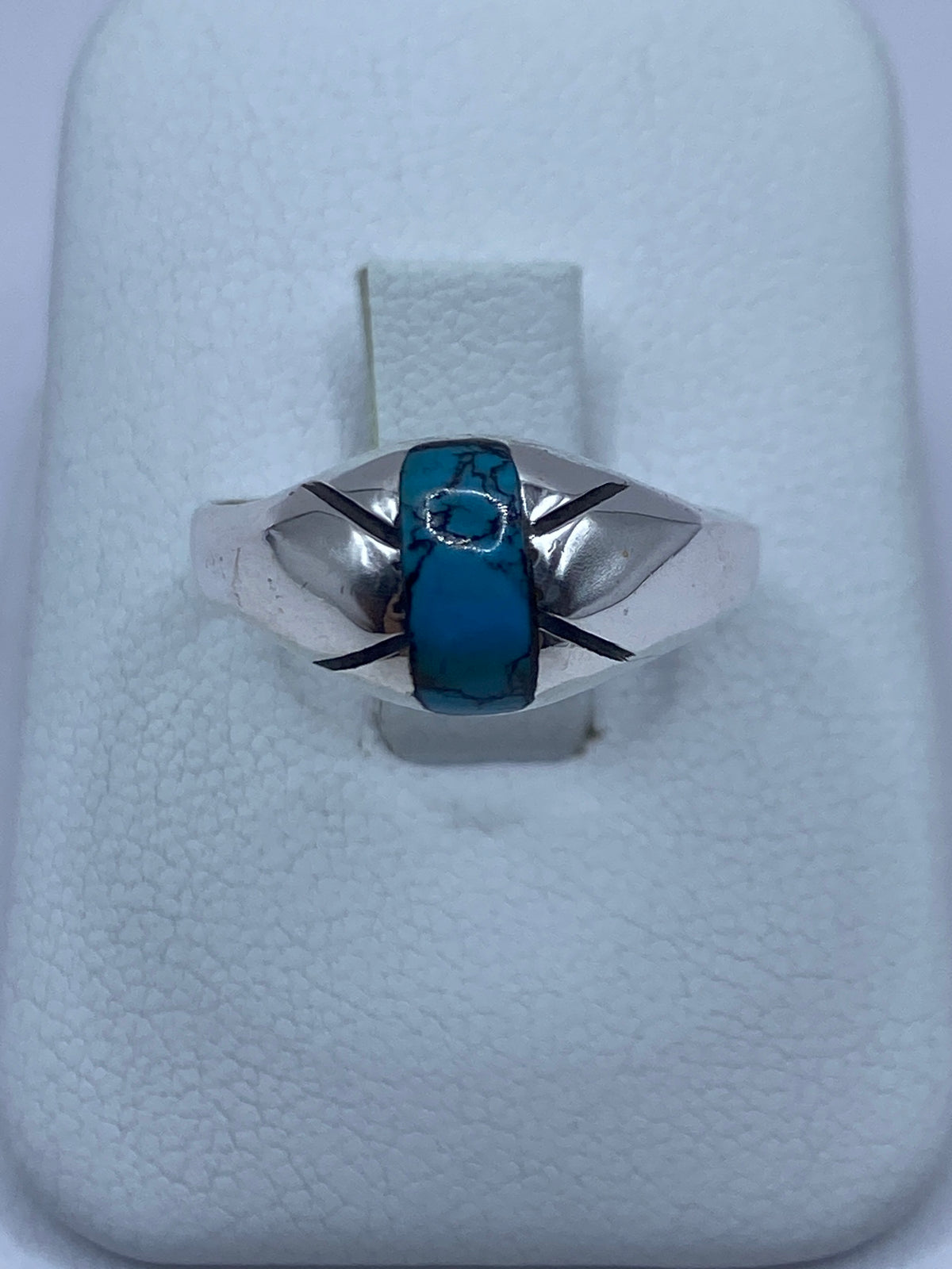 Anillo de plata 925 con turquesa azul engastada, sobre dedo de modelo