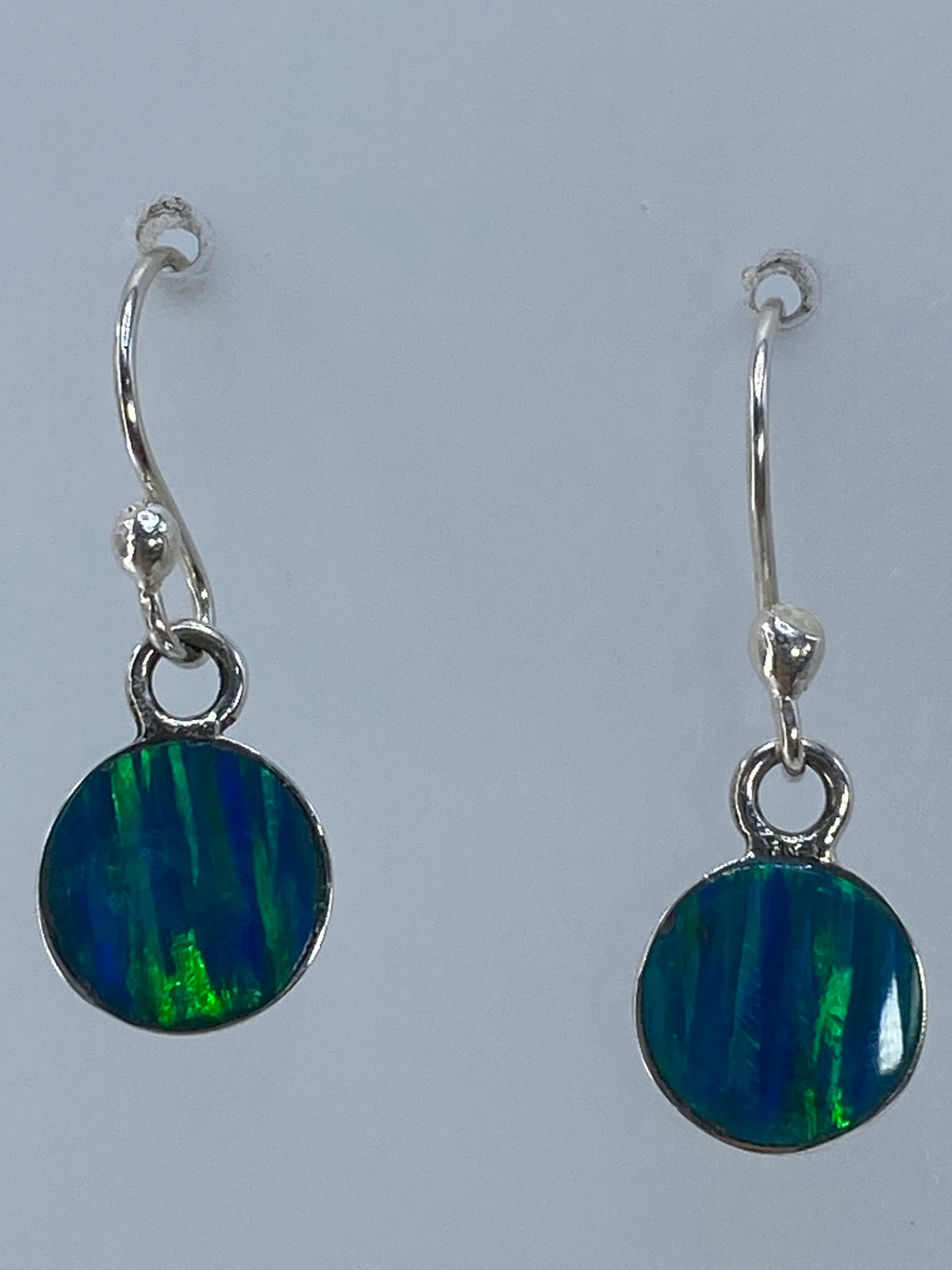 Aretes junto a regla métrica mostrando largo de 2.3 cm, vista de escala