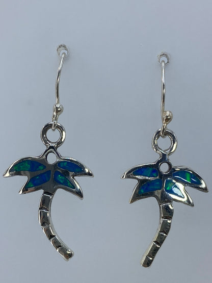 Aretes de palmera de plata 950 con ópalo de fuego verde olivo, par completo sobre fondo gris
