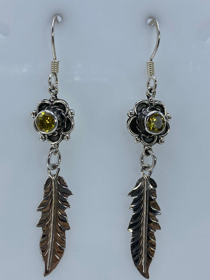Par de aretes de plata 925 con circonia amarilla y hoja artesanal de Taxco