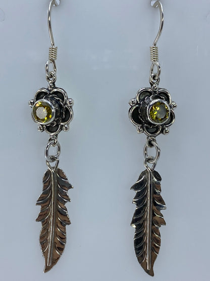 Aretes colgados en gancho de plata mostrando largo de 6 cm