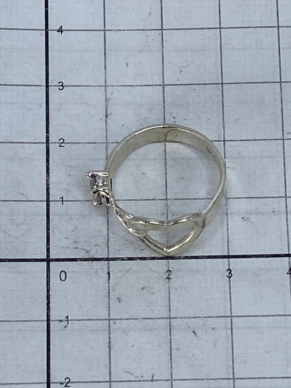Anillo corazón sobre fondo blanco mostrando el Quinto 925