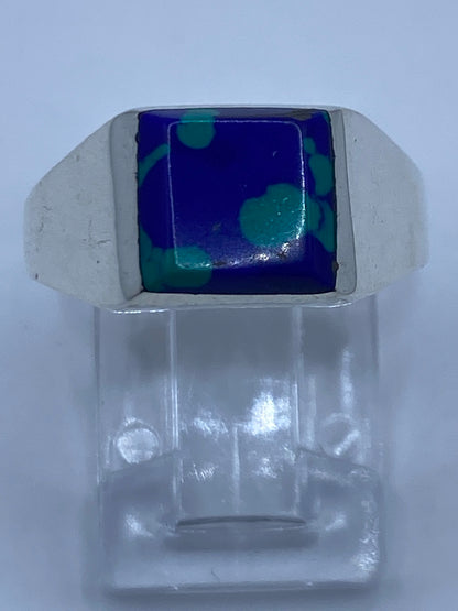 Anillo de plata 925 con piedra azul engastada en la mano de una persona