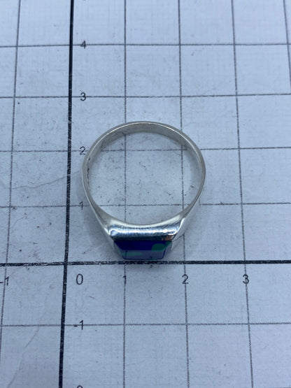 Anillo sobre fondo gris mostrando el peso y acabado de taller