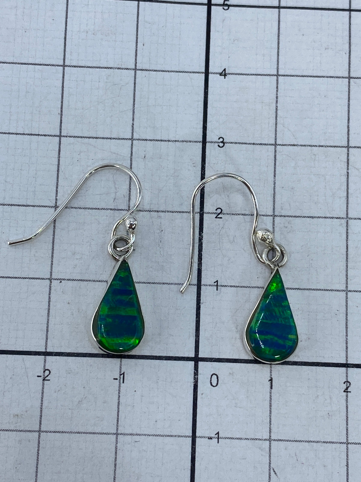 Aretes de plata pura 950 con certificado de pureza visible, listos para envío