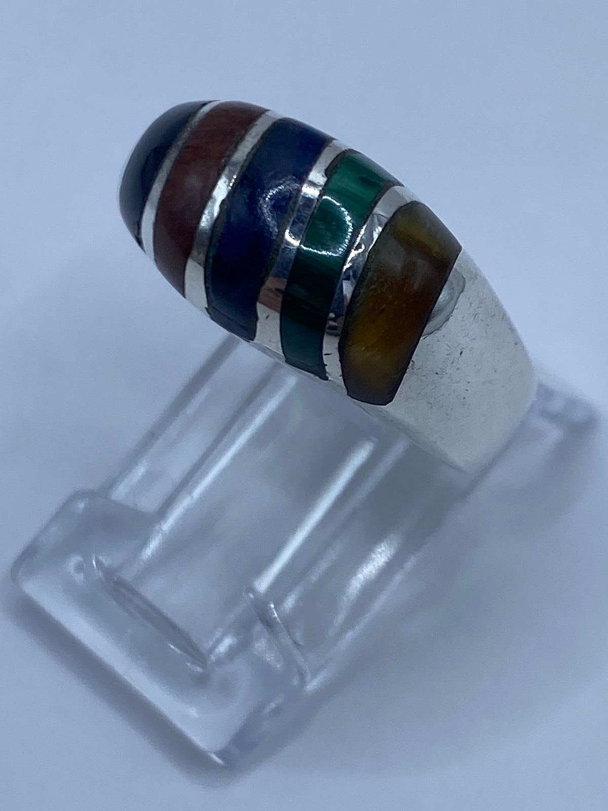 Detalle del engaste manual de piedras en anillo de plata 925 de Taxco
