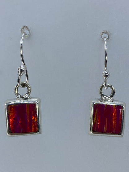 Aretes vistos de cerca mostrando el juego de luz del ópalo de fuego