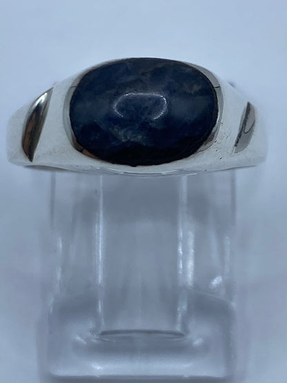 Anillo de plata 925 con lapislázuli azul natural, visto desde arriba en caja presentadora