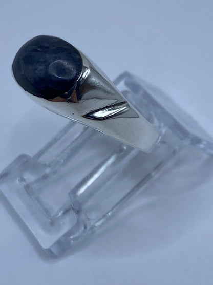 Detalle del engaste a mano del lapislázuli en el anillo de plata