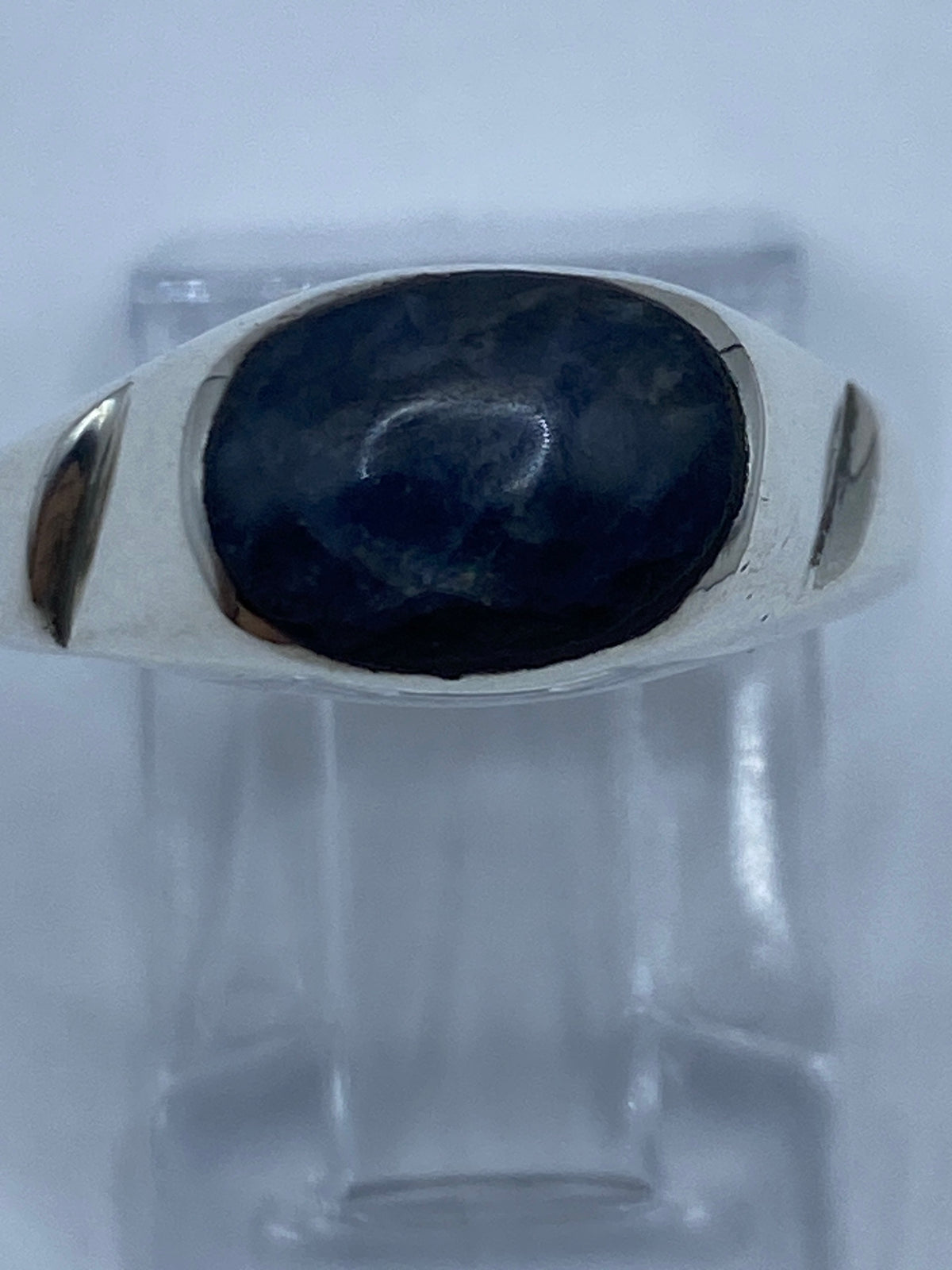 Anillo de lapislázuli puesto en dedo, mostrando el color azul profundo