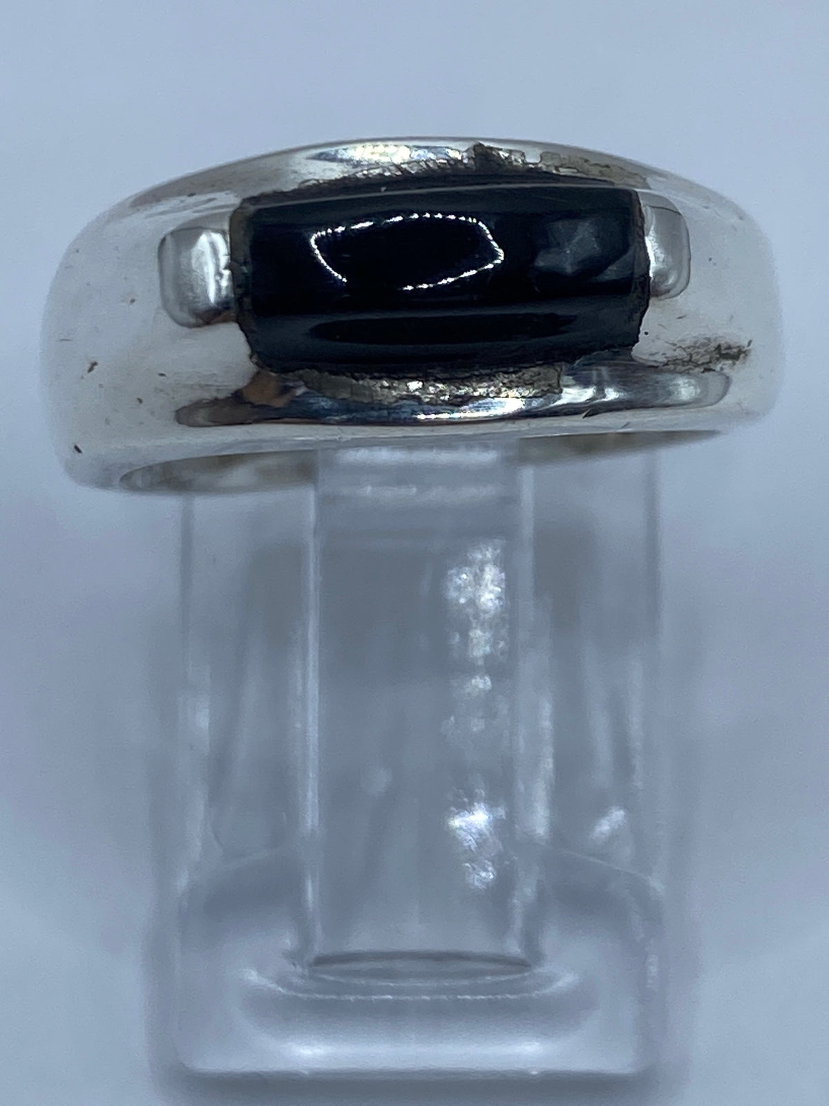 Anillo de plata 925 con onix negro engastado, visto de frente