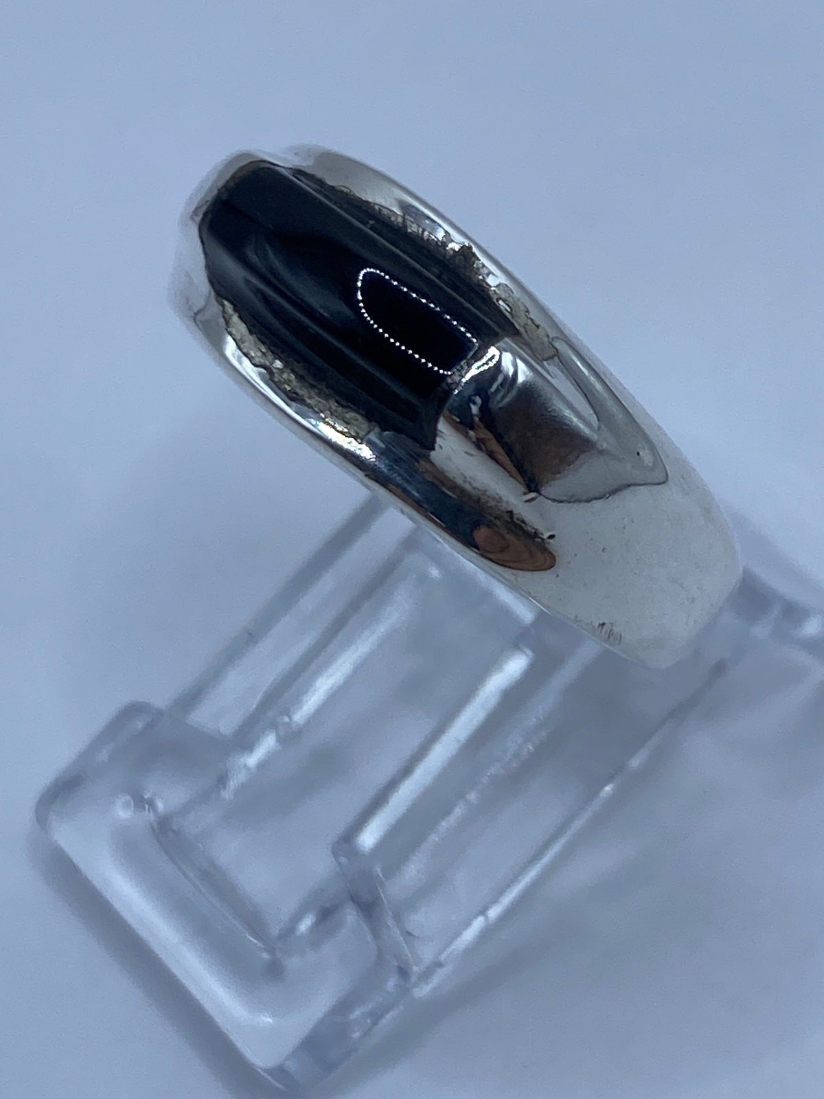 Detalle lateral del anillo de plata y piedra onix